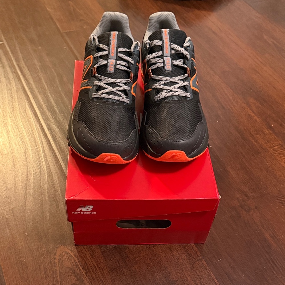 New Balance Men's Sneakers in Black and Orange 410v8